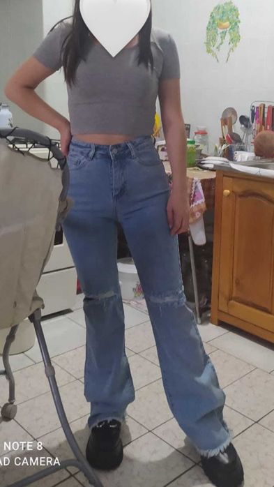 Модные красивые джинсы