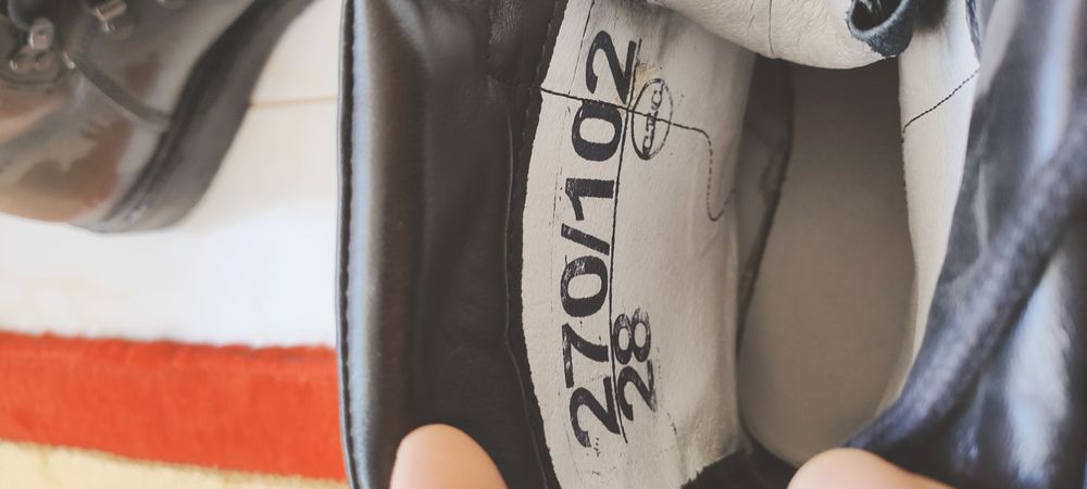 Bocanci din piele naturala cusuti