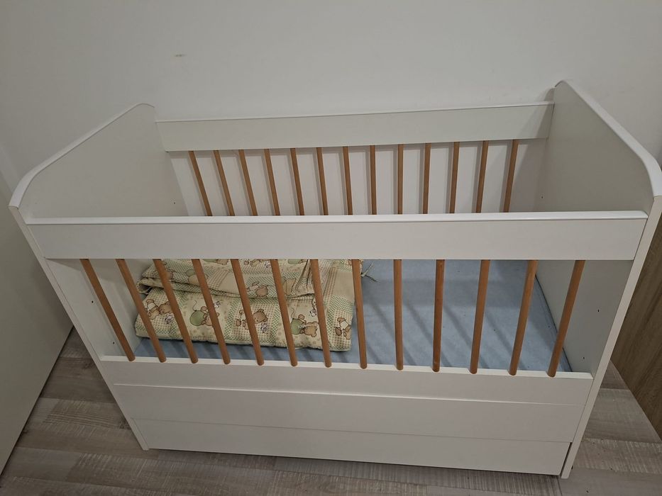 Pătuț copii 0 luni la 4-5 ani, BONUS scaun de masă, cearceaf impermeabil cu elastic, sertar, ușor folosit si este in stare foarte buna. Pret 400 lei.