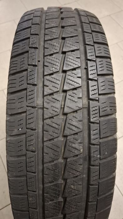 Зимна бусова гума  Falken 225 75 16C