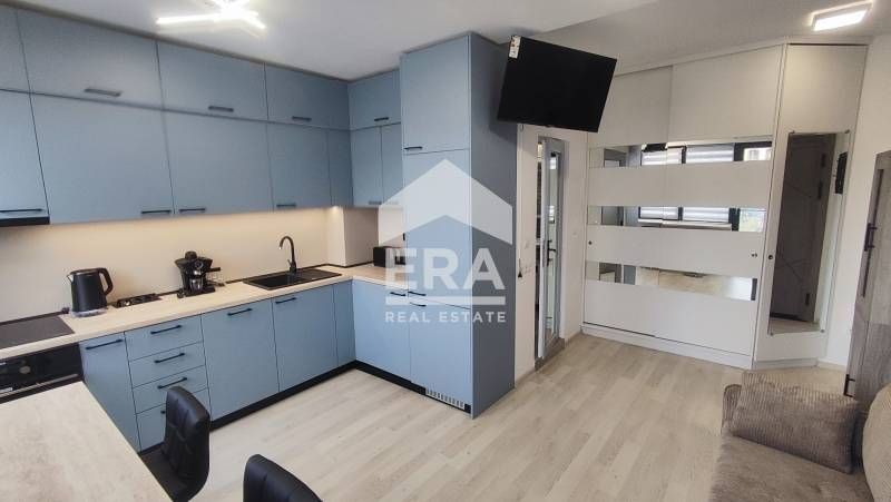 ЕКСКЛУЗИВНО! Двустаен новообзаведен апартамент с паркомясто под наем в