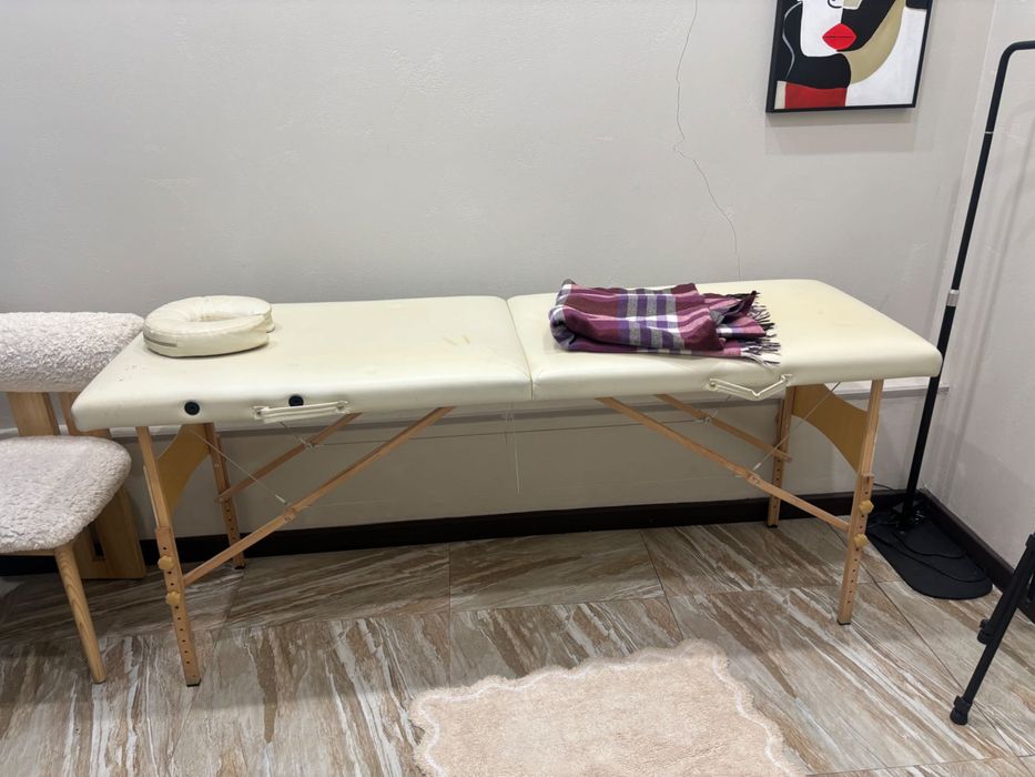 Кушетка деревянная с подушкой