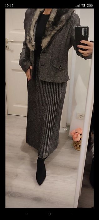 Sacou cambrat negru- gri, cu guler din blăniță detasabil, M