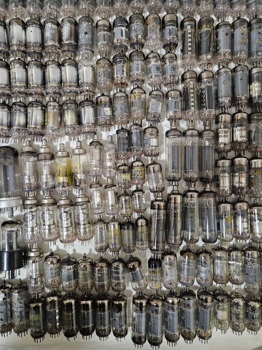 Лот: над 210 броя електронни лампи.