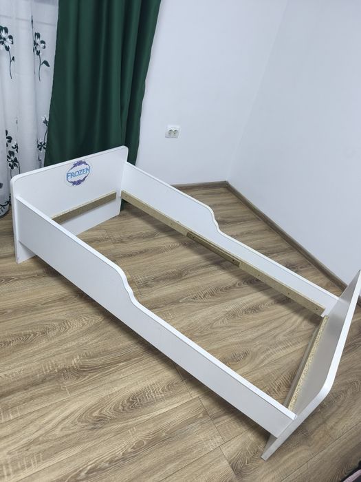 Vând paturi cu noptiere pentru copii 70x140 cm, cu saltele