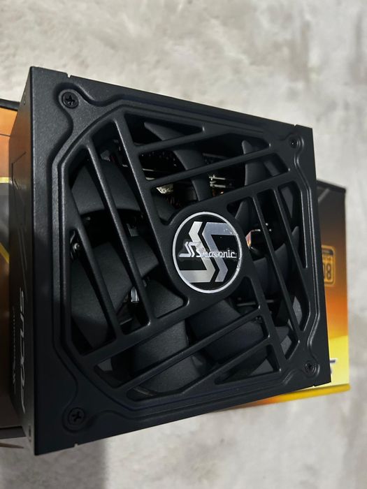 Vând sursa seasonic