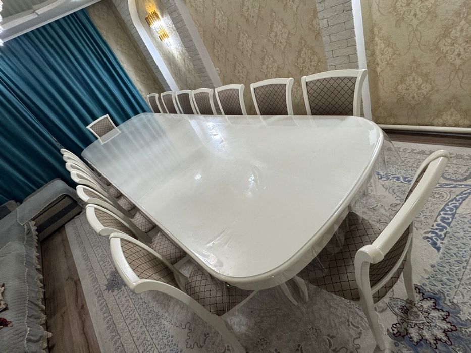 Стол со стульями