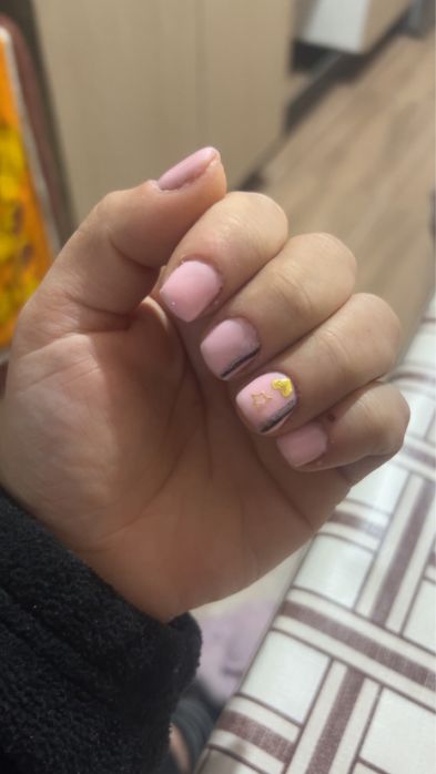 Ofer servicii de manichiura