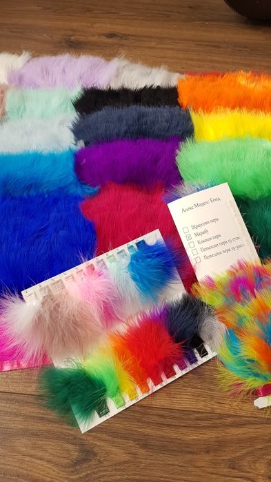 Пера, марабу на лента,