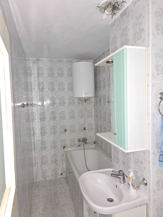 Vand apartament cu 2 camere.