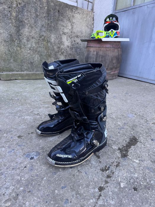 Каска и ботуши размер на ботушите 47