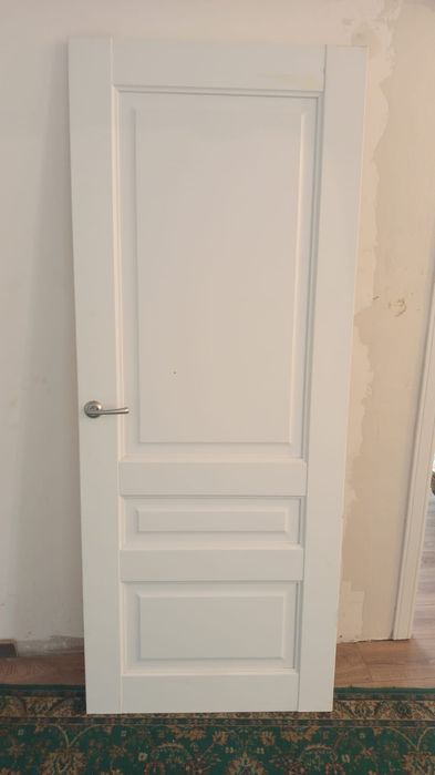 Дверь белого цвета