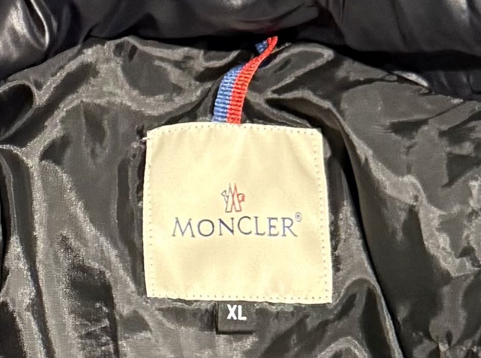 Geaca Moncler cu NFC