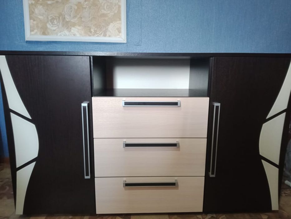 Срочно продам комод с тумбами.Торг