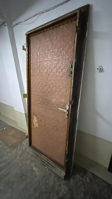 Входная железная дверь.