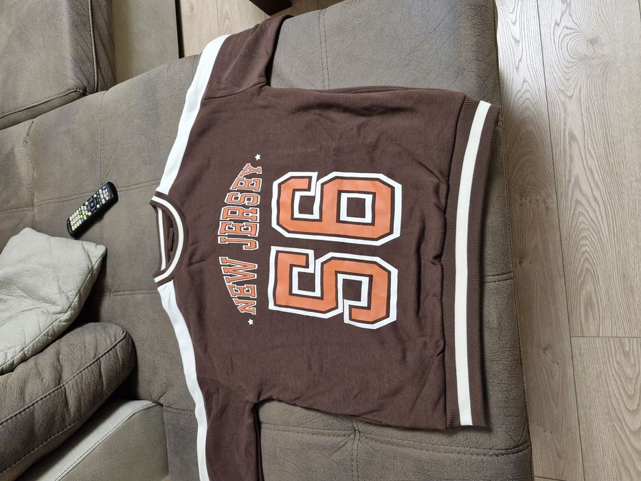 Суичър размер XS.