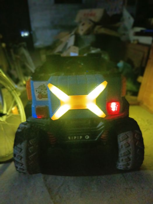 Detiskiy mashina 4x4