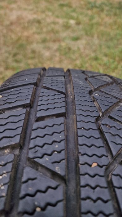 Vând cauciucuri iarna 225/60/17