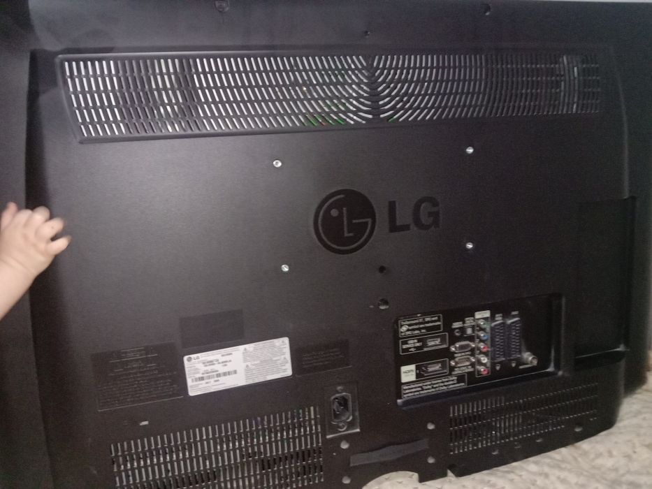 LG 32Lh2000
Істеп тұр 
20мың
Артында ілетіні пульты бәрі бар