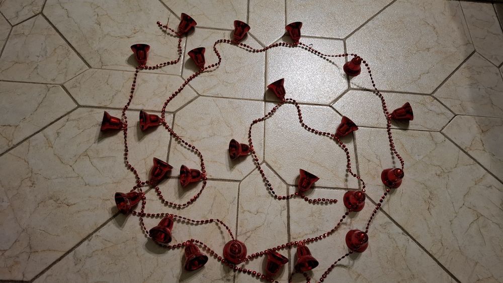 Коледни играчки и герлянди