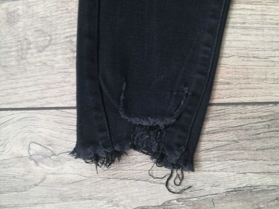 Продавам чисто нови модернистични-черни дънки MIMIDAVE със разкъсани