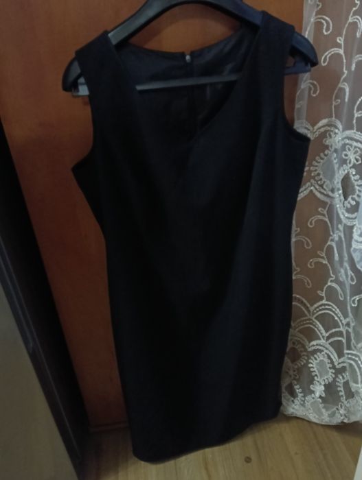 Rochii pe corp negru și bej