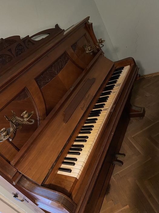 Пиано от времето на Соца