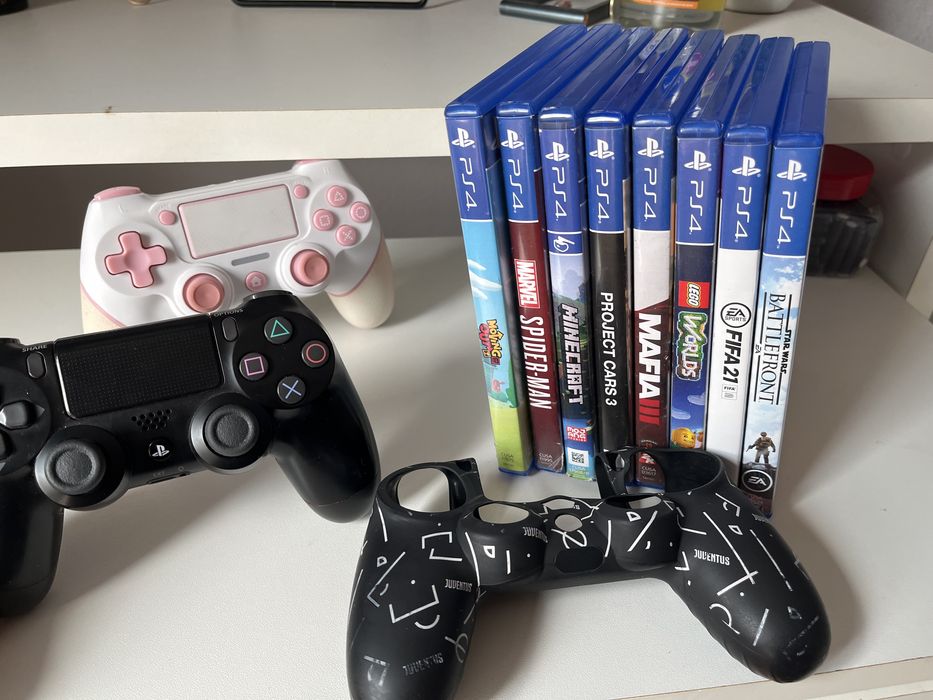 PS4 original + 2 manete una cu husa + 8 jocuri
