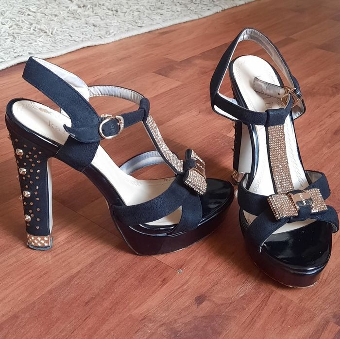 Босоножки со стразами