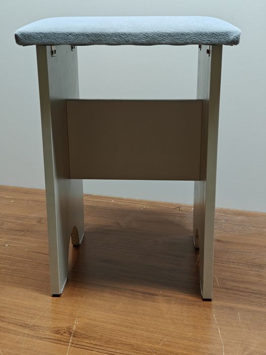 Продам стулья новые