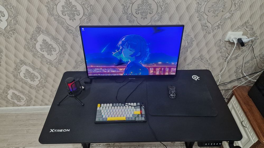 Компьютерный стол с регулировкой высоты от XTreon в отличном состоянии