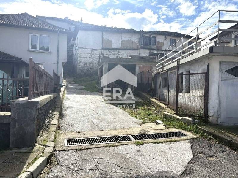 Имот в Златоград – отлична възможност за строеж или складово помещение