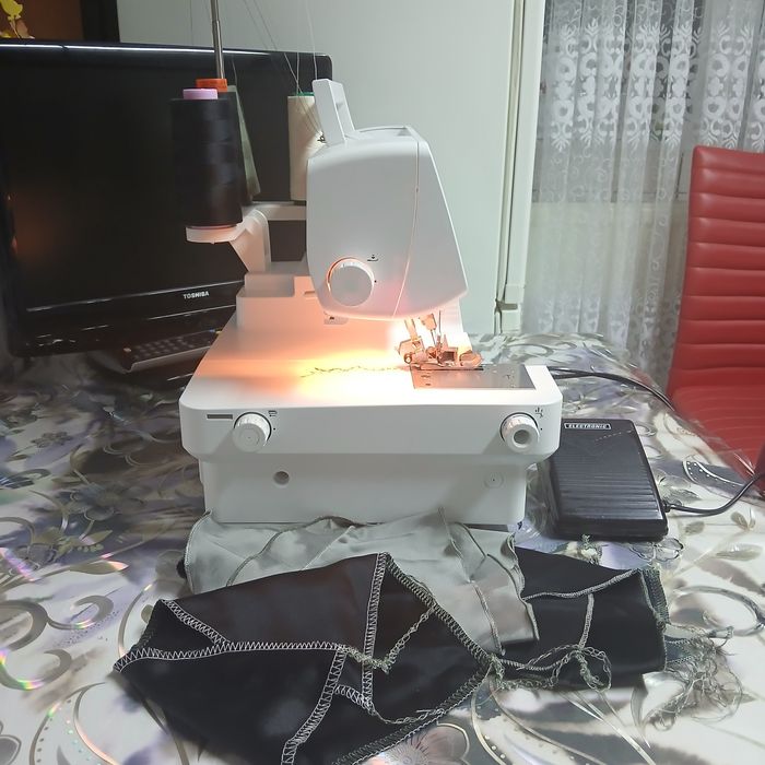 Masina de surfilat cu 2 ace si 4 fire overlock PFAFF  hobbylock  2,5