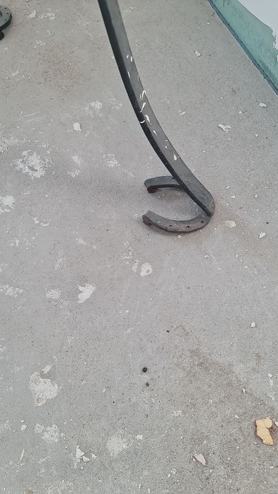 Vand masa cu roata de car si roata de car pentru flori.