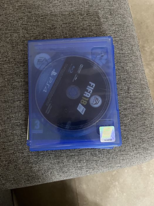 Vând trei jocuri :Call of duty wwii,fc24,fifa18 pentru ps4
