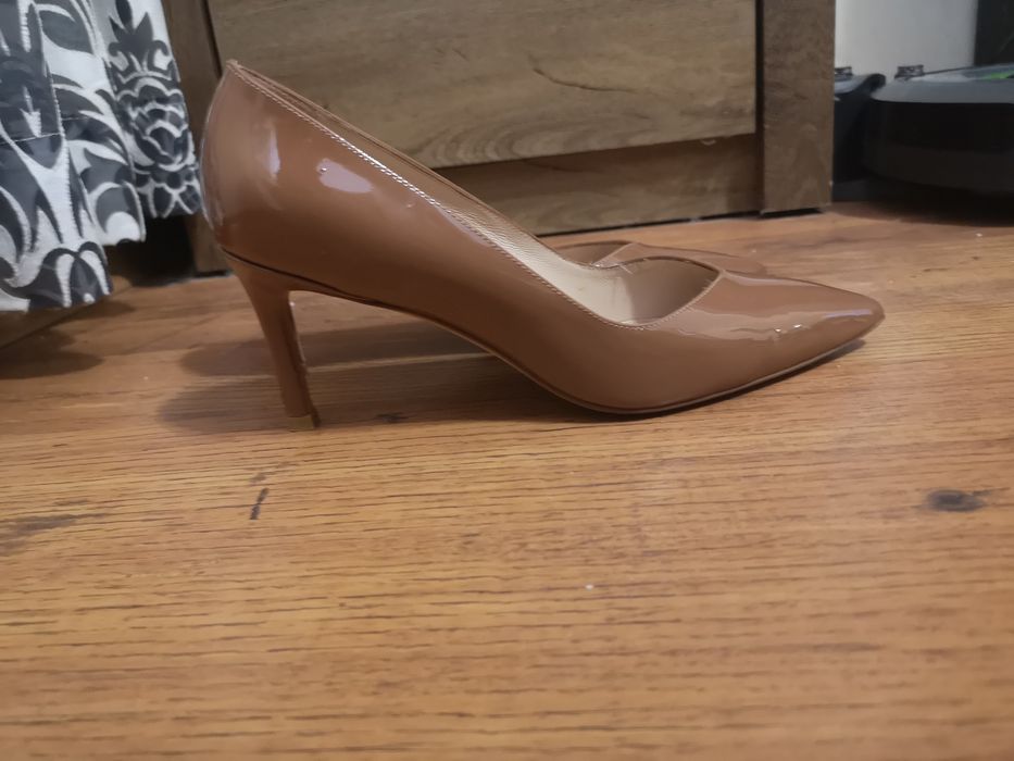 Stuart Weitzman обувкии естествен лак