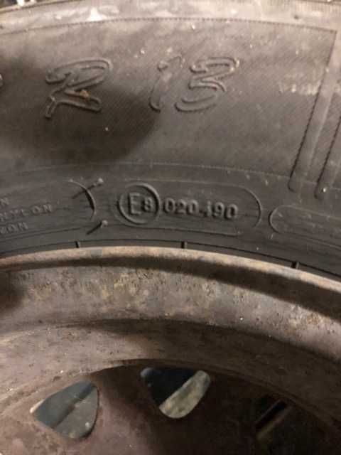 Евтини гуми с джанти 13 цола.  2 бр. от 2004 и 2 бр. от 2017 год.
