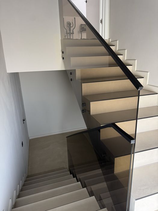 Balustrada din sticla securizata fixata lateral in conectori