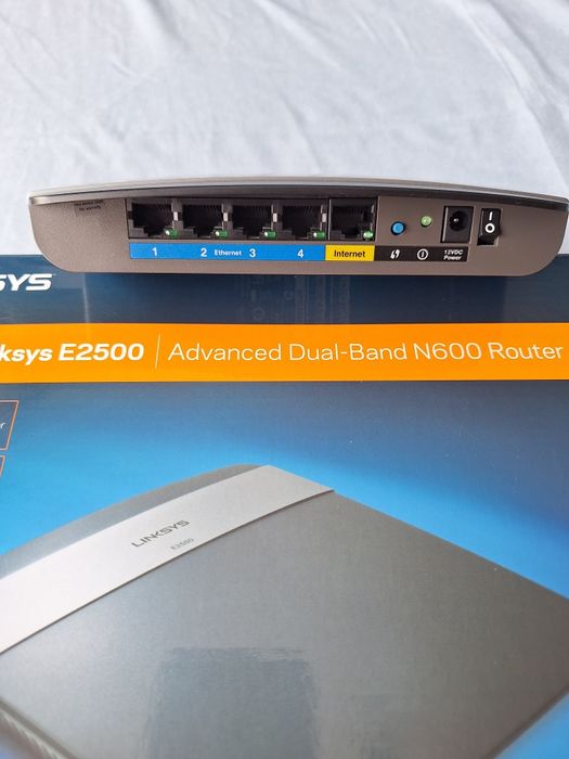 Router Wireless Linksys E2500, N 600 Mbps, Dual Band, 4 x 10/100 Mbps