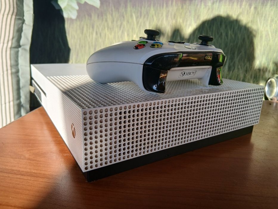 Xbox one S + 2 controllere