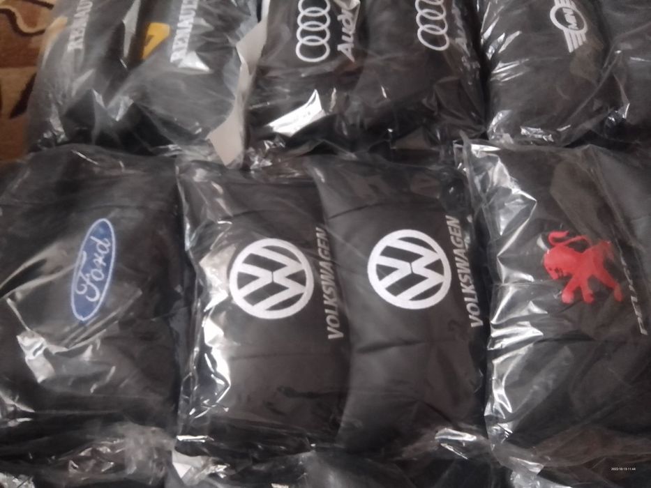 Високо качество черни кожени възглавници с надпис емблема