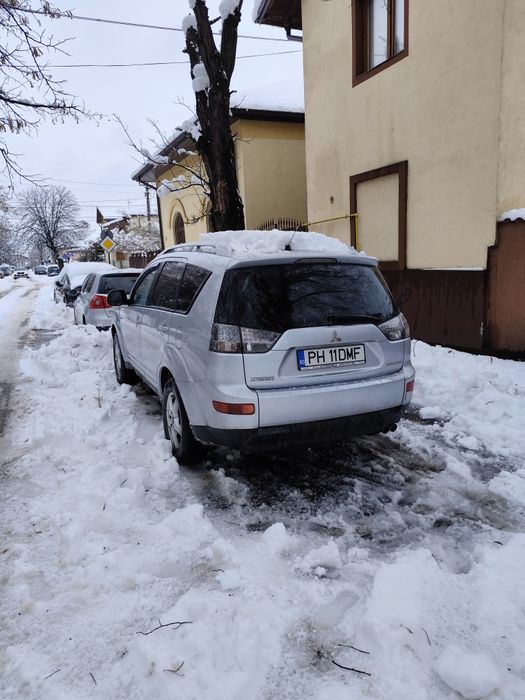 Vând Mitsubishi Outlander