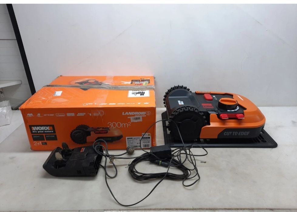 Robot de tuns gazonul Worx modelul WR169E pentru suprafețe de  300 mp
