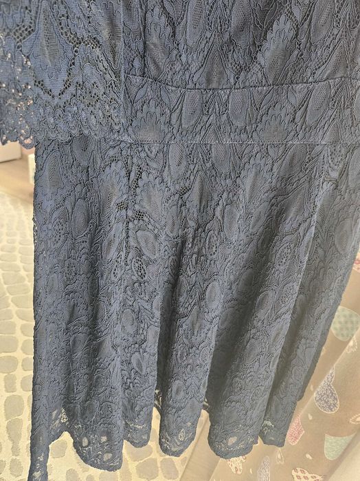 Елегантна синя еластична рокля от дантела – YUNONA