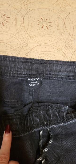 Vând pantaloni Cropp