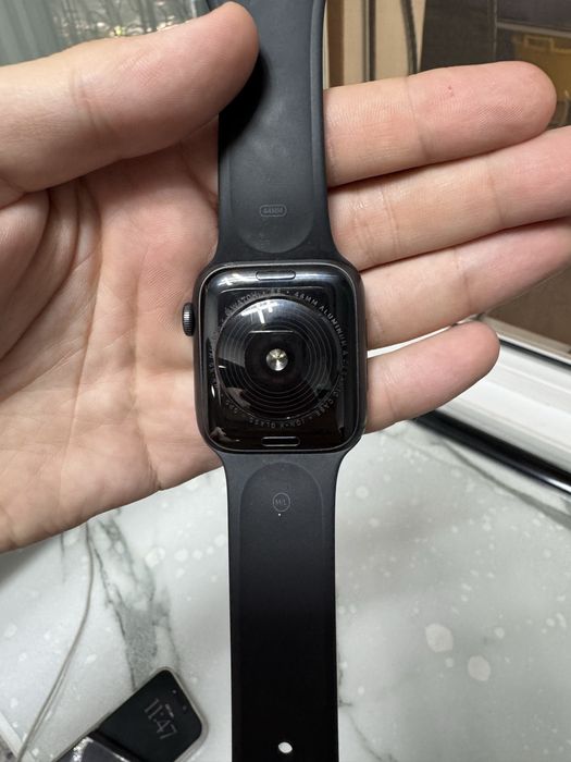 Продаются часы apple watch SE
