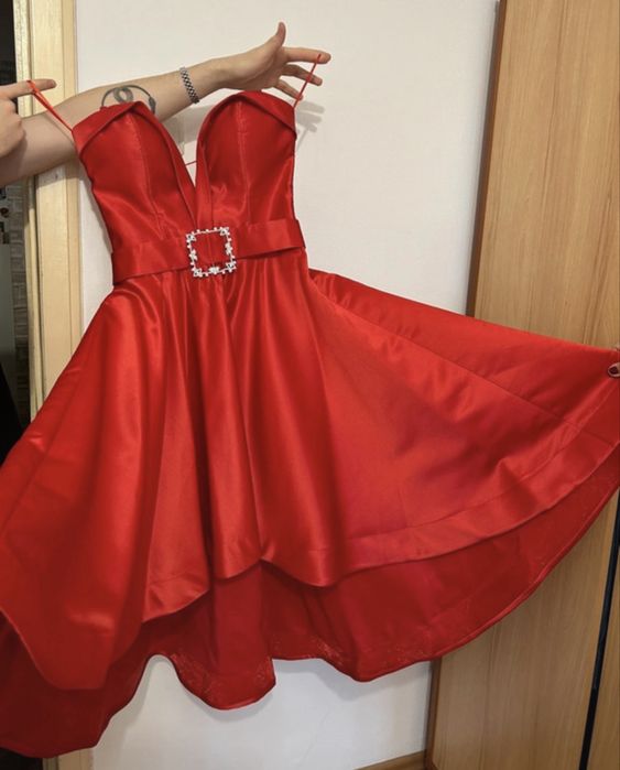 Rochie eleganta cu corset rosie purtata o data