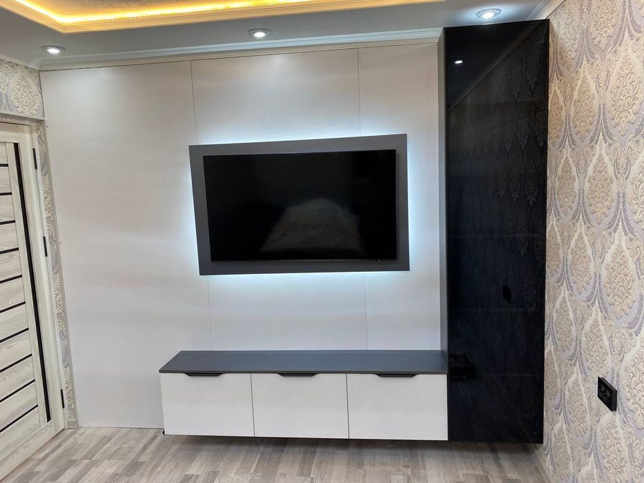 ТВ тумба стеклянными дверцами