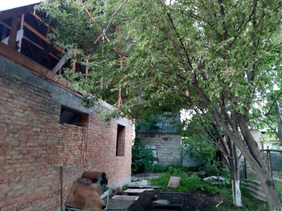 Продам дом недостроенный кирпичный