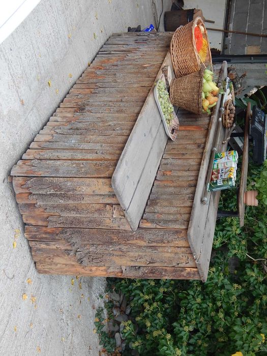 Зеленчукова сергия , маса за продажба на зеленчуци и плодове.